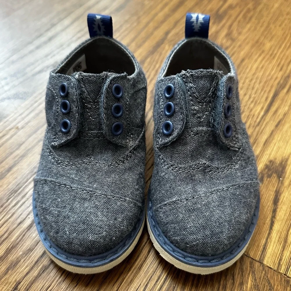 TOMS Tiny Brogue oxfords in Blue Chambray, toddler size 5 (NWT)
